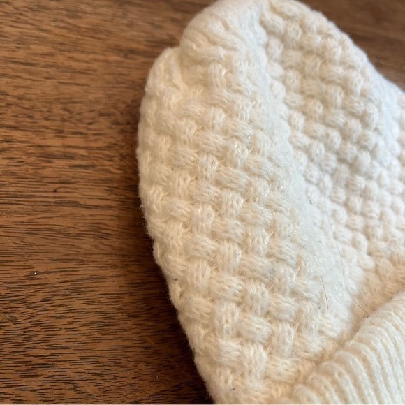 Juicy Couture White Knit Beanie Hat One Size Heart Logo Winter Cozy - Picture 4 of 13